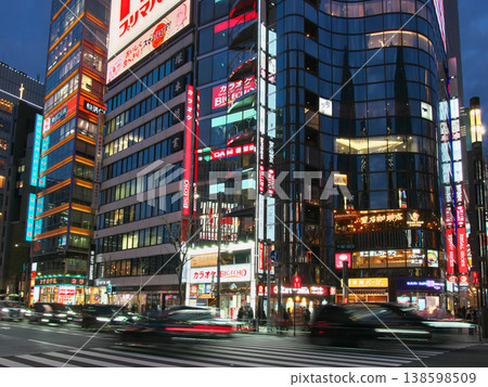 銀座熙熙攘攘的數寄屋橋十字路口的傍晚景色：城市景觀（2026年3月） 138598509