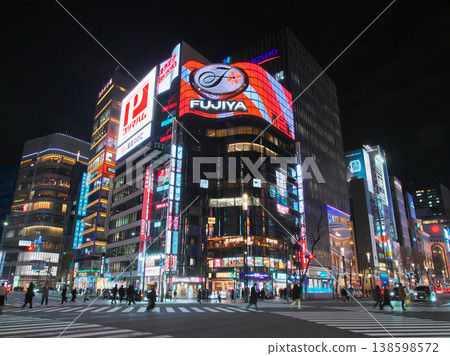 Evening view of the bustling Sukiyabashi intersection in Ginza: Urban landscape (March 2026) Evening view of the bustling Sukiyabashi intersection in Ginza: Urban landscape (March 2026) 138598572