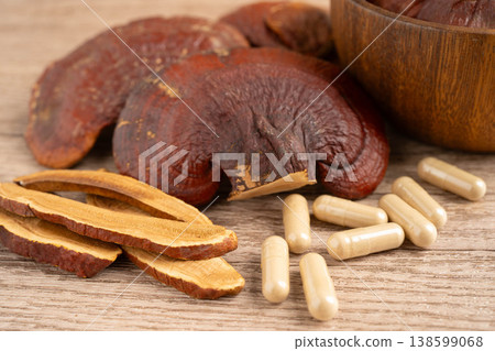 Lingzhi or Reishi mushroom with capsules, organic natural healthy food. Lingzhi or Reishi mushroom with capsules, organic natural healthy food. 138599068