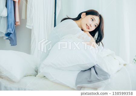 清晨醒來的女人 138599358