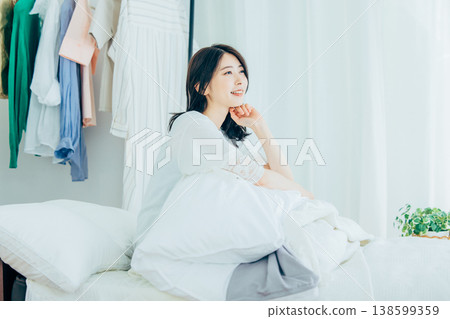 清晨醒來的女人 138599359