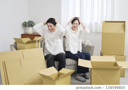 一對夫婦正在為搬家的事情絞盡腦汁。 138599803