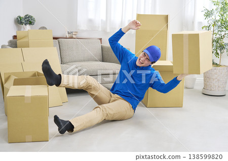 搬家公司一名員工在搬運過程中摔倒。 138599820