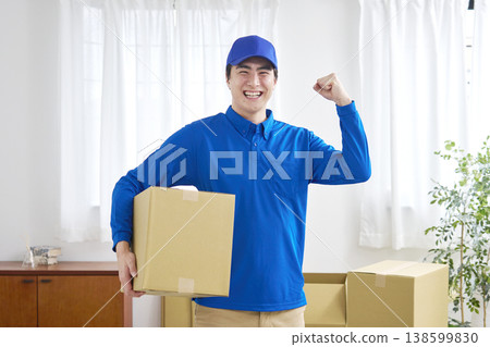 搬家公司員工做出得意的手勢。 138599830