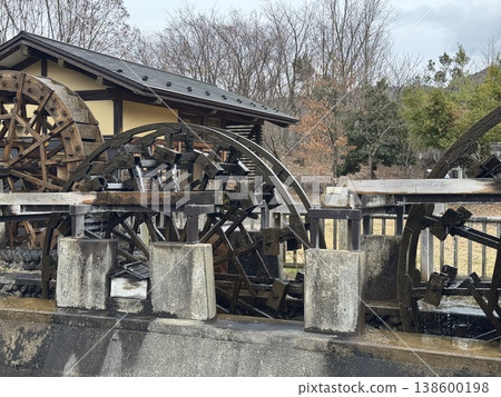 Triple waterwheel (Location: Ichijodani Asakura Water Station, Fukui City, Fukui Prefecture; Date of photo: March) Triple waterwheel (Location: Ichijodani Asakura Water Station, Fukui City, Fukui Prefecture; Date of photo: March) 138600198