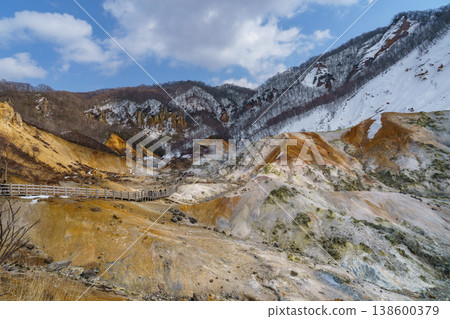 冬季的登別溫泉：地獄谷崎嶇的火山地形 138600379