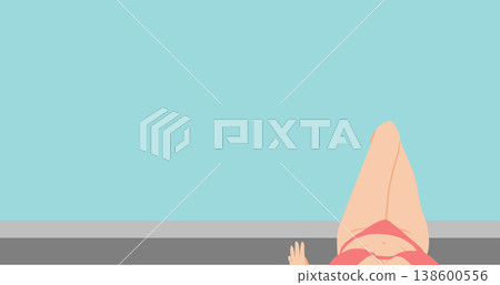 一張從上往下拍攝的特寫照片，照片中一位女士坐在泳池邊，雙腿伸直，鏡頭聚焦在她的大腿上。 138600556