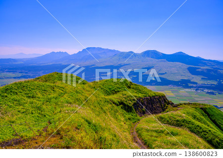 On a clear late summer day, the Aso Milk Road and the Aso Panorama Line offer breathtaking views of the Aso caldera. 138600823