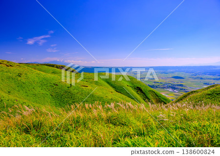 On a clear late summer day, the Aso Milk Road and the Aso Panorama Line offer breathtaking views of the Aso caldera. 138600824