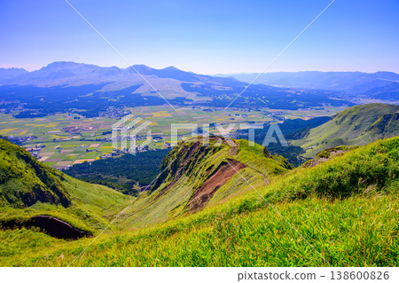 On a clear late summer day, the Aso Milk Road and the Aso Panorama Line offer breathtaking views of the Aso caldera. 138600826