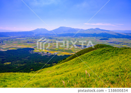 在晴朗的夏末,阿蘇牛奶之路和阿蘇全景線可以欣賞到阿蘇火山口令人嘆為觀止的景色。 在晴朗的夏末,阿蘇牛奶之路和阿蘇全景線可以欣賞到阿蘇火山口令人嘆為觀止的景色。 138600834
