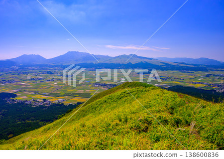 On a clear late summer day, the Aso Milk Road and the Aso Panorama Line offer breathtaking views of the Aso caldera. 138600836