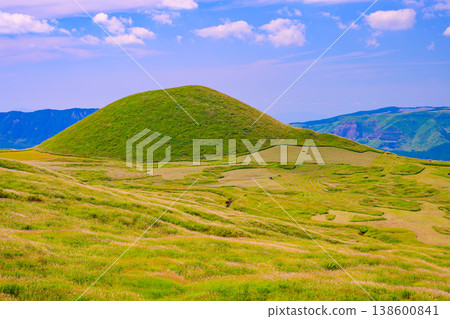 在晴朗的夏末,阿蘇牛奶之路和阿蘇全景線可以欣賞到阿蘇火山口令人嘆為觀止的景色。 在晴朗的夏末,阿蘇牛奶之路和阿蘇全景線可以欣賞到阿蘇火山口令人嘆為觀止的景色。 138600841