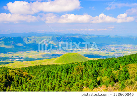在晴朗的夏末,阿蘇牛奶之路和阿蘇全景線可以欣賞到阿蘇火山口令人嘆為觀止的景色。 在晴朗的夏末,阿蘇牛奶之路和阿蘇全景線可以欣賞到阿蘇火山口令人嘆為觀止的景色。 138600846