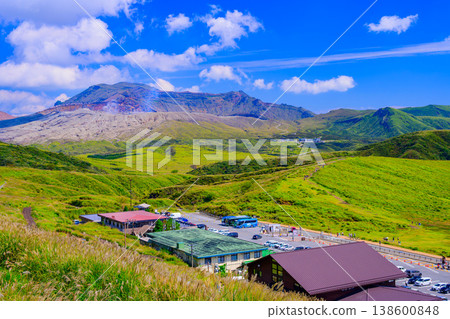 在晴朗的夏末,阿蘇牛奶之路和阿蘇全景線可以欣賞到阿蘇火山口令人嘆為觀止的景色。 在晴朗的夏末,阿蘇牛奶之路和阿蘇全景線可以欣賞到阿蘇火山口令人嘆為觀止的景色。 138600848