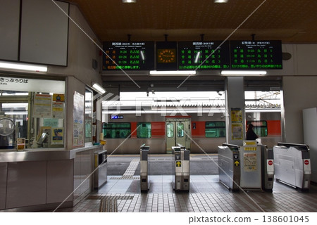 在三重縣龜山市JR龜山站檢票口前 在三重縣龜山市JR龜山站檢票口前 138601045