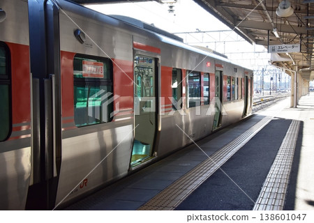 三重縣龜山市JR龜山站的月台和列車。 三重縣龜山市JR龜山站的月台和列車。 138601047