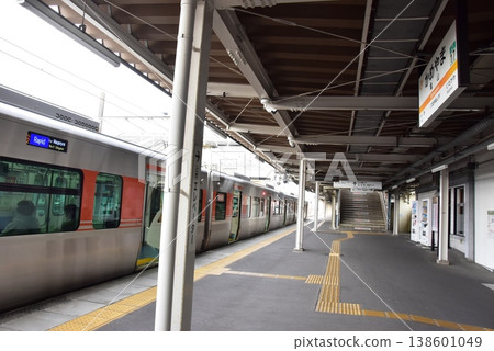 三重縣龜山市JR龜山站的月台和列車。 三重縣龜山市JR龜山站的月台和列車。 138601049