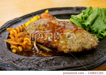 鐵板漢堡牛排－一道西式菜餚。 138601165