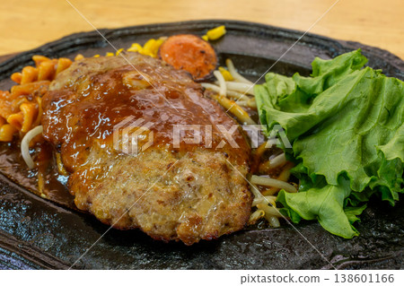 鐵板漢堡牛排－一道西式菜餚。 138601166