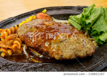 鐵板漢堡牛排－一道西式菜餚。 138601167