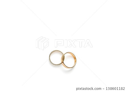 一張簡潔優雅的新娘照片（AI生成），白色背景上擺放著兩枚結婚戒指。 138601182