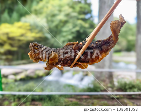 淡水魚料理。山澗皇后－甘豆（Yamame）的南蠻漬（酸甜醬醃製）。這道日式料理是將魚先油炸，再用酸甜醬醃製而成。 138601358