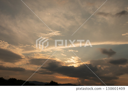 美麗的日落雲彩被日落照亮 美麗的日落雲彩被日落照亮 138601409