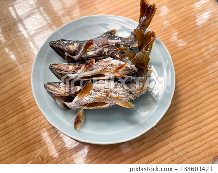 淡水魚料理。鹽烤甘魚(山女),山澗皇后。日式烤魚。 淡水魚料理。鹽烤甘魚(山女),山澗皇后。日式烤魚。 138601421