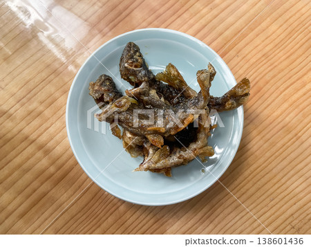 淡水魚料理。山澗皇后-甘豆(Yamame)的南蠻漬(酸甜醬醃製)。這道日式料理是將魚先油炸,再用酸甜醬醃製而成。 淡水魚料理。山澗皇后-甘豆(Yamame)的南蠻漬(酸甜醬醃製)。這道日式料理是將魚先油炸,再用酸甜醬醃製而成。 138601436