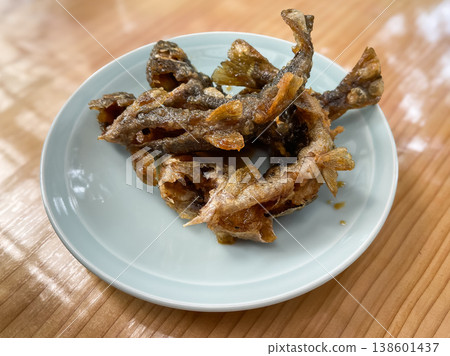 淡水魚料理。山澗皇后-甘豆(Yamame)的南蠻漬(酸甜醬醃製)。這道日式料理是將魚先油炸,再用酸甜醬醃製而成。 淡水魚料理。山澗皇后-甘豆(Yamame)的南蠻漬(酸甜醬醃製)。這道日式料理是將魚先油炸,再用酸甜醬醃製而成。 138601437