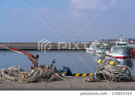 漁港一景，漁具攤開在眼前：日本港口和漁業的真實寫照。 138601454