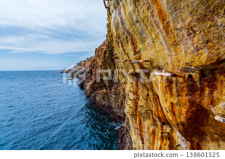 Sandanbeki Cliffs, Shirahama Town, Wakayama Prefecture 138601525