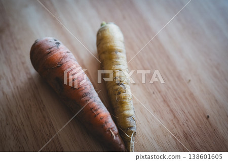 新鮮採摘的胡蘿蔔 新鮮採摘的胡蘿蔔 138601605