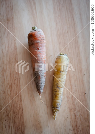 新鮮採摘的胡蘿蔔 138601606