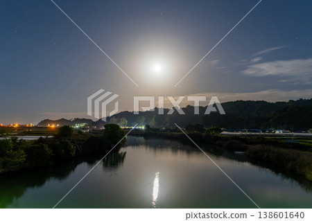 被月光照亮夜農村風景 被月光照亮夜農村風景 138601640