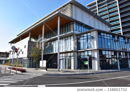 Kit Terrace (Kameyama City Library) and streetscape in front of Kameyama Station, Kameyama City, Mie Prefecture 138601732