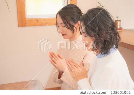 一對母女在家中為逝者祈禱(復古風格) 一對母女在家中為逝者祈禱(復古風格) 138601901