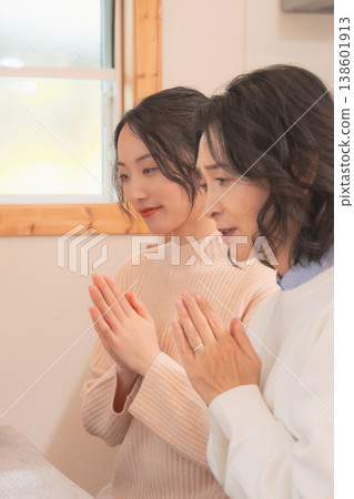 一對母女在家中為逝者祈禱(復古風格) 一對母女在家中為逝者祈禱(復古風格) 138601913