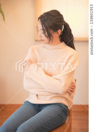 女兒在家中為已故親人祈禱（復古風格） 138601953