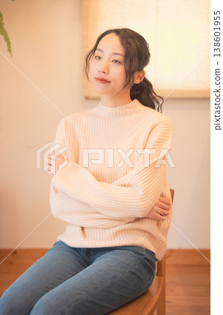 女兒在家中為已故親人祈禱(復古風格) 女兒在家中為已故親人祈禱(復古風格) 138601955