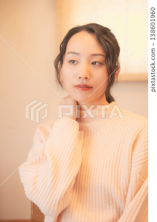 女兒在家中為已故親人祈禱(復古風格) 女兒在家中為已故親人祈禱(復古風格) 138601960