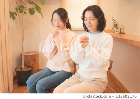 一對母女在家中為逝者祈禱(復古風格) 一對母女在家中為逝者祈禱(復古風格) 138602176
