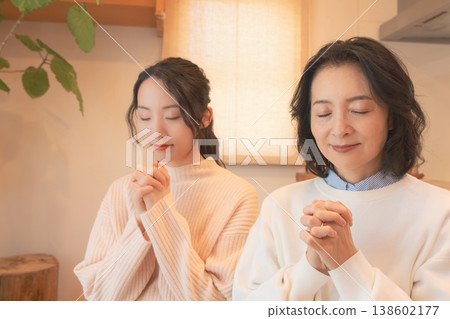 一對母女在家中為逝者祈禱(復古風格) 一對母女在家中為逝者祈禱(復古風格) 138602177