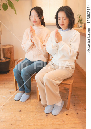 一對母女在家中為逝者祈禱(復古風格) 一對母女在家中為逝者祈禱(復古風格) 138602184