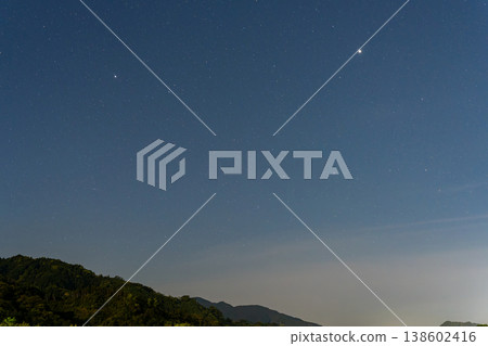 Starry night view in the mountains Starry night view in the mountains 138602416