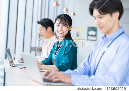 在辦公室工作的年輕女工程師。拍攝協助單位:電波學園教育基金會、東京電子大學。 在辦公室工作的年輕女工程師。拍攝協助單位:電波學園教育基金會、東京電子大學。 138602929