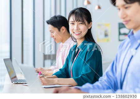 在辦公室工作的年輕女工程師。拍攝協助單位:電波學園教育基金會、東京電子大學。 在辦公室工作的年輕女工程師。拍攝協助單位:電波學園教育基金會、東京電子大學。 138602930