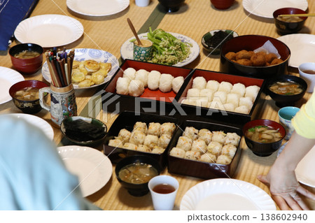 Watching meals Watching meals 138602940