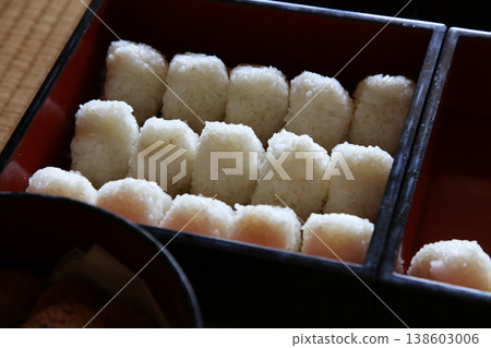 Many rice balls 138603006